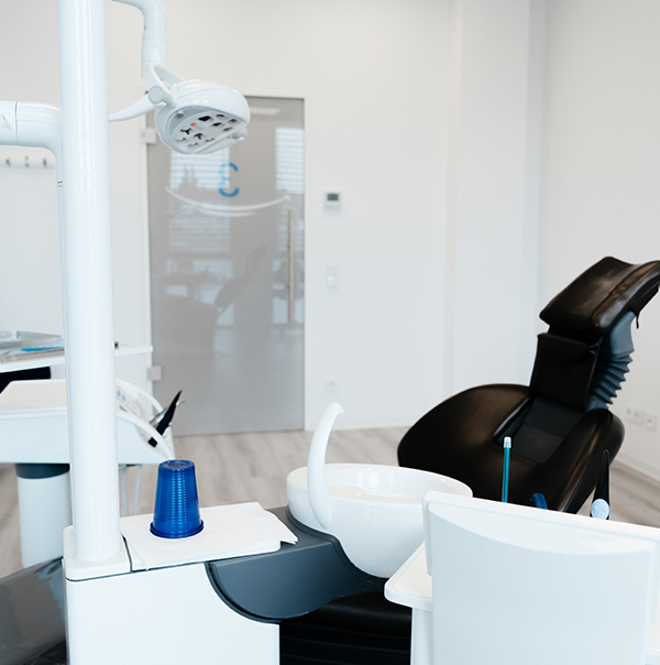 ugradnja implantata, implantologija, stomatološka ordinacija, stomatološka ordinacija mondent